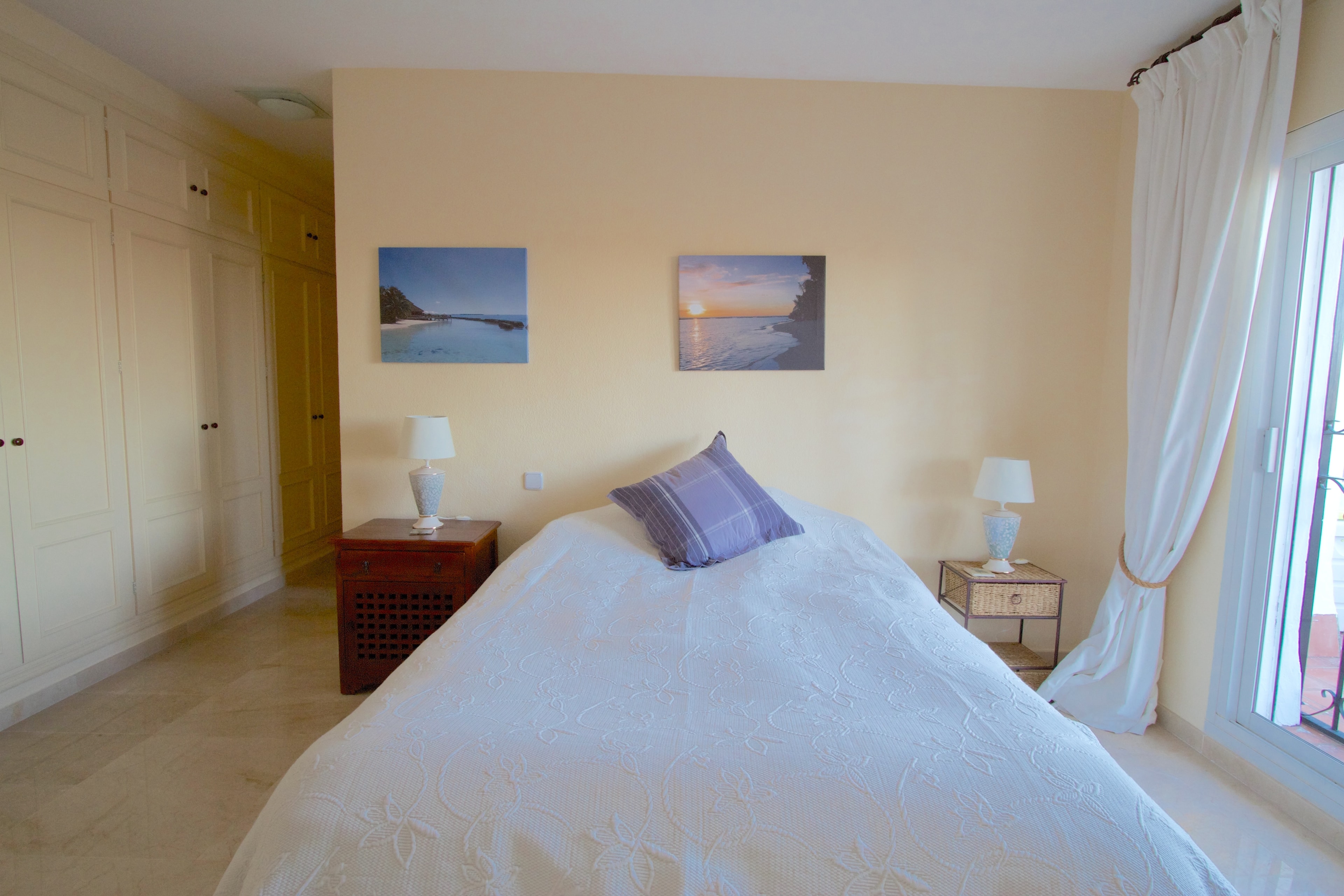 Spacious bedroom in Toledo Uno apartment