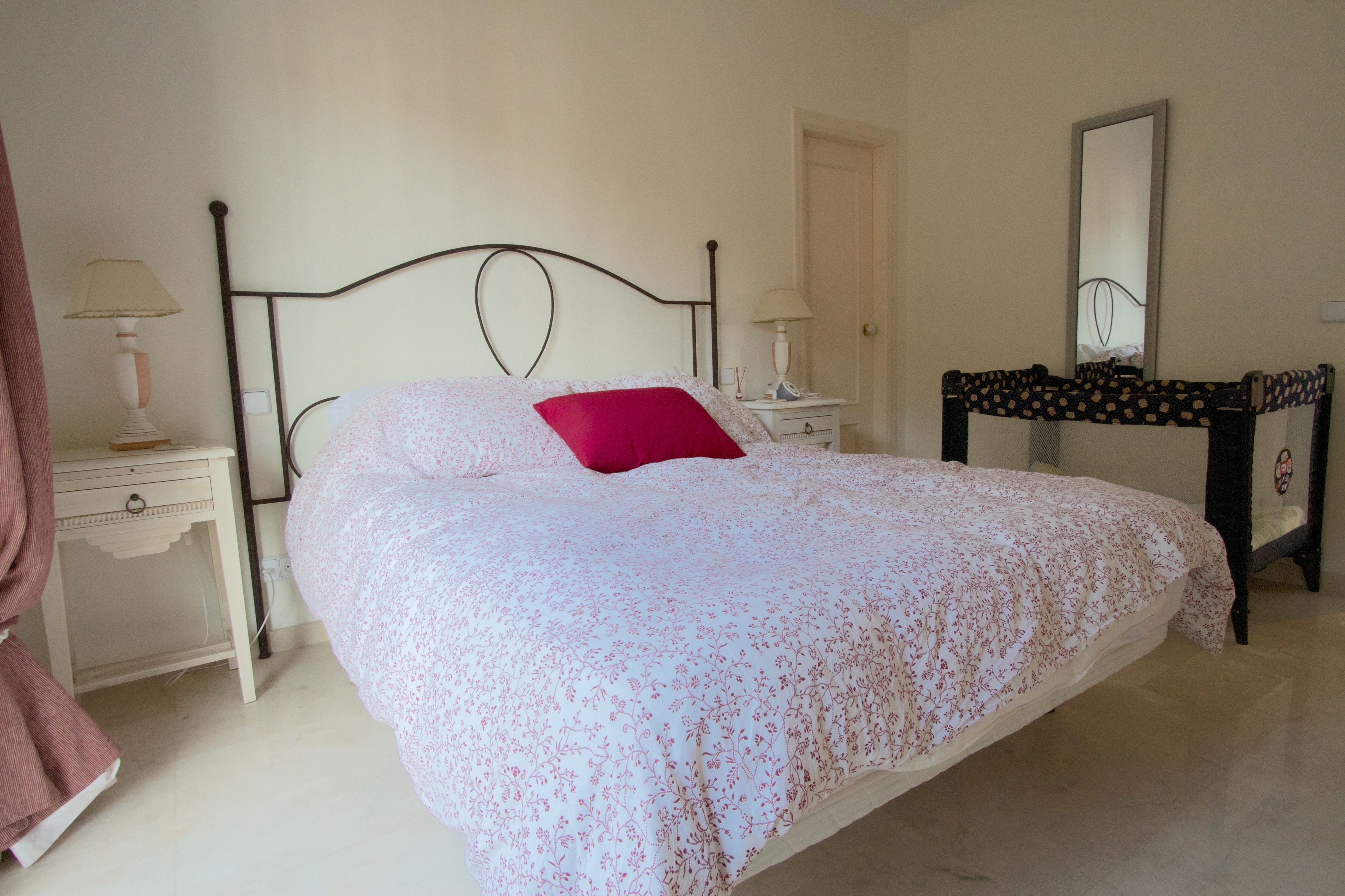 Twin bedroom with built-in wardrobes